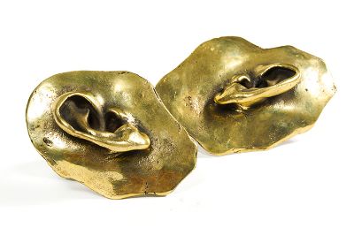 "Still Life", obra de Uribarri, compuesta por un par de orejas de bronce que usadas como moneda de cambio durante esa época, hacen alusión a la caza de indios para su exterminio.