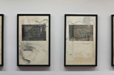 Como explica la artista, "los textos de Derrida están cruzados con imágenes de cruces de fronteras, que son los cruces de frontera de España hacia Francia, pero que también podrían ser de ahora".