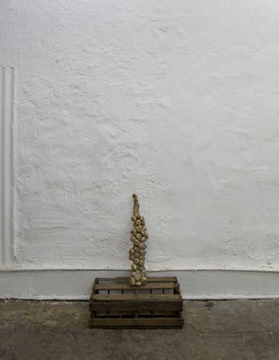 El profesor del DAV, Adolfo Martínez, también forma parte de la exposicón con la obra "Atado de Ajos", consistente en una trenza de ajo de bronce macizo