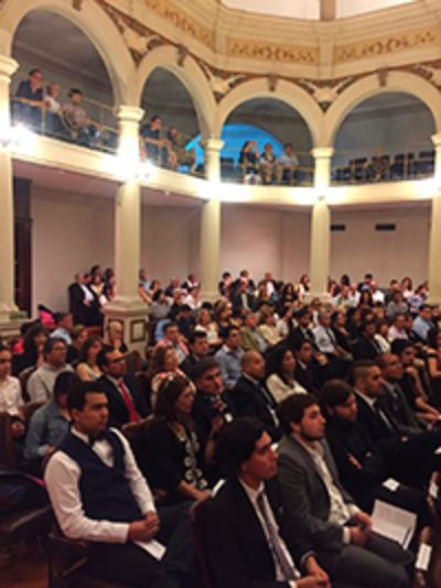 Alrededor de 50 estudiantes recibieron sus grados y títulos en el Salón de Honor de la Casa Central de la U. de Chile.