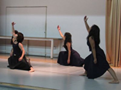 La jornada de inducción finalizó con la obra coreográfica Recorrido de la Libélula, que presentaron las estudiantes de Licenciatura en Artes mención Danza.