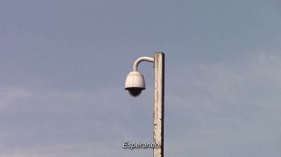 "Vigilante" es un cortometraje que muestra distintos planos y ángulos de cámaras de vigilancia del espacio público, acompañado de un relato en subtítulos.