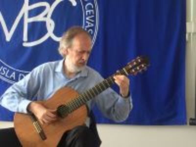 Decano Luis Orlandini compartió en un encuentro musical con estudiantes del Centro Educacional Mario Bertero.