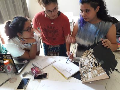 Estudiantes trabajando en el proyecto.
