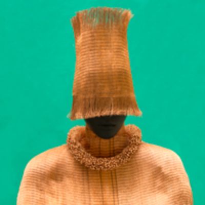 "Woven copper", el objeto ganador creado por Hernán Reyes Pino, consiste en un tejido de cobre para ser usado en distintos tipos de vestimenta. 