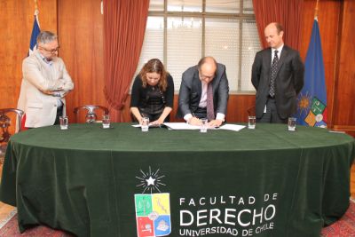 El Decano Davor Harasic y la subgerenta de RRHHde Codelco, María Graciela de Fátima Trincado, firman el convenio..