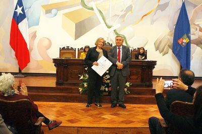 En reconocimiento a sus más de 50 años de servicio en la Universidad, María Angélica Figueroa recibió la Condecoración Amanda Labarca.