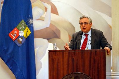 El Rector de la U. de Chile reconoció y celebró el trabajo de Figueroa en el rescate y fortaleza de la Historia del Derecho.