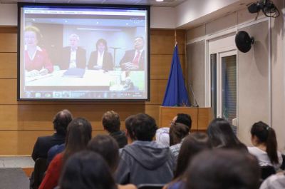 Los profesores que forman parte del equipo jurídico de Chile en La Haya participó a través de una videoconferencia.