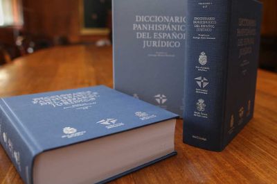 Publicado en dos volúmenes, las 2220 páginas de esta obra reúnen cerca de 40.000 entradas, con léxico procedente de todos los países hispanoamericanos.