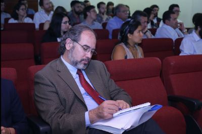El profesor Luis Valentín Ferrada agradeció la participación del público asistente.