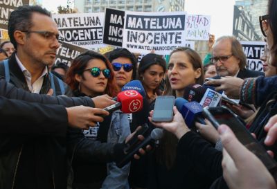 En representación del comité "Mateluna Inocente", la actriz Francisca Lewin dijo que espera que la Corte revierta la sentencia.