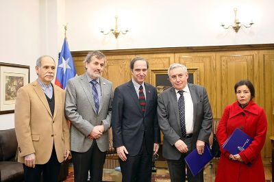 El ministro Hernán Larraín recibió a los representantes de la U. de Chile. (Foto: Dircom)