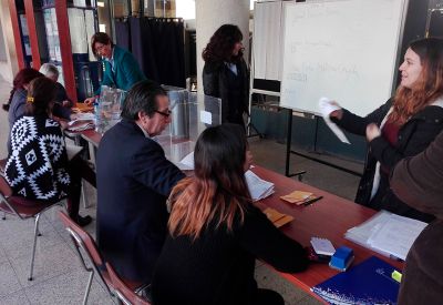Las mesas de votación estuvieron conformadas voluntariamente por miembros de la comunidad, nombradas por las Juntas Electorales Locales.