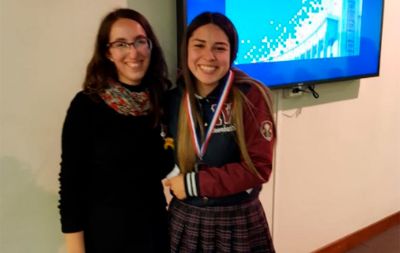 Natalia Subercaseaux, Jefa de la competencia de discursos, entrega el premio a la "Mejor Oradora General" a la estudiante Catalina Vergara.