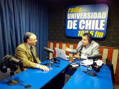 "Por la vía de la institución se pueden hacer grandes medidas de reparación", dijo el Decano Ruiz-Tagle en la conversación con el periodista Patricio López.