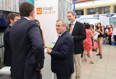 El Decano Pablo Ruiz-Tagle y el Director de Egresados, Alexander Letonja, visitaron cada uno de los stands de la Feria.