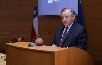 El Decano Ruiz-Tagle resaltó en la posibilidad de analizar la propuesta de reforma al Código de Aguas, en actual trámite legislativo.