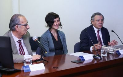 Autoridades de la Facultad de Derecho y de la Sociedad Chilena de Filosofía Jurídica y Social participaron en la inauguración del encuentro.