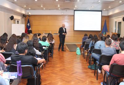 El curso impartido por los profesores Álvaro Fuentealba y Augusto Quintana aborda la teoría del sistema jurídico desde diferentes perspectivas.