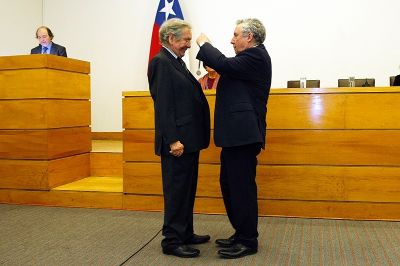 El destacado artista recibió el 2018 la Medalla Rectoral de la U. de Chile.