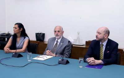 La directora del CDH, Nancy Yáñez; el Fiscal Nacional, Jorge Abbott, y el Director Académico de la Facultad, Álvaro Fuentealba.