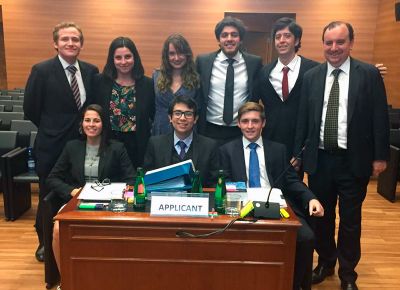 El equipo de la U. de Chile en el salón de audiencias del Tribunal Constitucional de Chile, lugar en el que se realizó la final de la tradicional competencia.