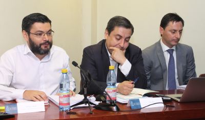Tres abogados vinculados al Sernac: los ex directores nacionales Ernesto Muñoz y José Roa, junto con el actual director, Lucas del Villar.