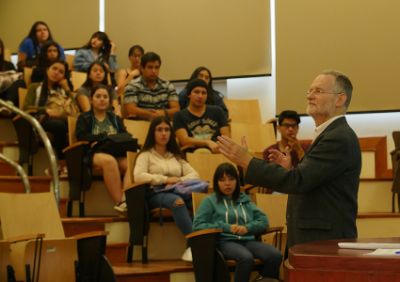 Las Charlas de Inducción a la Vida Universitaria fueron dictadas por las distintas autoridades de la Facultad. En la foto, el Director de Extensión, Rodrigo Valenzuela.