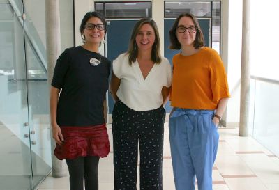 Las profesora Ana María Moure, María Soledad Lagos y Rita Lages, quienes dictaron clases magistrales para los estudiantes.