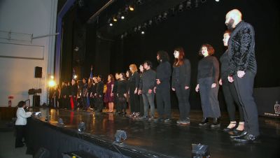 Durante la ceremonia, el Coro Lex interpretó la pieza musical "Season of love".