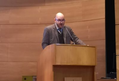 En su discurso, el Director Académico Álvaro Fuentealba repasó algunos de los puntos más relevantes de la biografía de Kelsen.