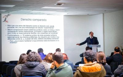 La presentación del profesor Ferrada analizó la protección del medioambiente antártico en el derecho domestico de Chile, Argentina, Reino Unido y EE.UU.
