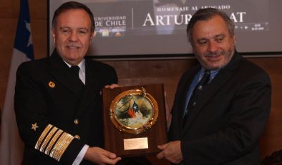 El Decano Ruiz-Tagle recibió un galvano de parte del Comandante en Jefe de la Armada, Julio Leiva Molina.