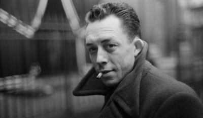 La visita de Camus al país coincidió con la "Revolución de la chaucha", una revuelta popular contra el aumento de los precios del transporte público.