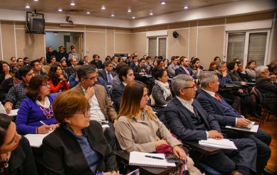 El encuentro académico organizado por el Departamento de Derecho Económico y la AFIICh contó con la participación de cerca de 200 invitados.
