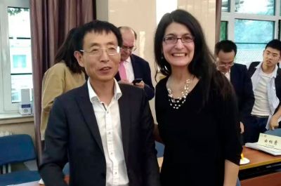 La profesora Moure junto al Profesor Yuan Dongzhen, Deputy Director del Instituto of Latin America CASS, quien visitó recientemente en Instituto de Estudios Internacionales de la Universidad de Chile.