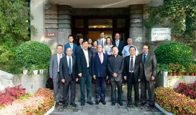 Encuentro encabezado por el Profesor Mo Jihong, junto a varios Académicos participantes del Simposio "China-Latin America Forum on the International Rule of Law".