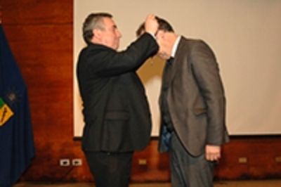 La asunción del Prof. Roberto Aceituno contó con la presencia del nuevo rector de la Universidad de Chile, Prof. Ennio Vivaldi, quien entregó la medalla Andrés Bello a la nueva autoridad de la FACSO.