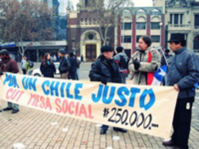 Foto: Radio UChile. Otra de las aristas que se desprenden de este debate es la pobreza y desigualdad todavía vigentes en la sociedad chilena.