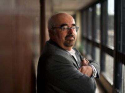 Víctor Reyes Morris posee una vasta experiencia de 41 años como profesor Universitario del Departamento de Sociología de la U. Nacional de Colombia.