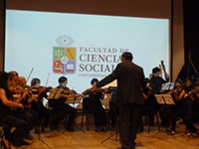 Orquesta de la Facultad de Ciencias Sociales de la U. de Chile, dirigida por Carlos Basualto. 