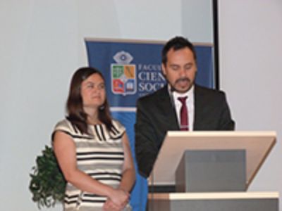 Los profesores Claudia Capella y Andrés Antivilo fueron los maestros de ceremonia del Encuentro "70 años formando psicólogos/as en Latinoamérica".