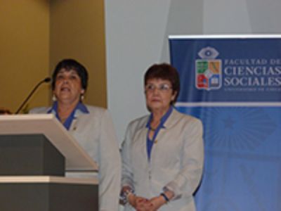 Mely Díaz, secretaria del Departamento, y Betty Gutiérrez, secretaria de la carrera de Psicología.