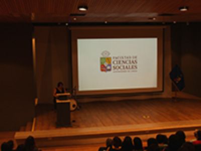 La directora de la Escuela de Postgrado, Ximena Azúa, manifestó su alegría, pero también expuso los desafíos para los nuevos(as) graduados(as).
