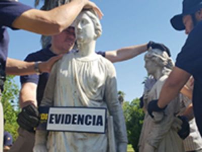 Entre los objetos robados destacan una estatua que se presume robada desde la Plaza Rubén Darío de Valparaíso y 8 estatuas de mármol que pudieron ser robadas del Cementerio General, entre otros.