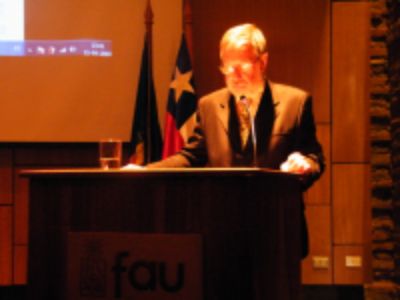 El Decano FAU, Profesor Leopoldo Prat Vargas.