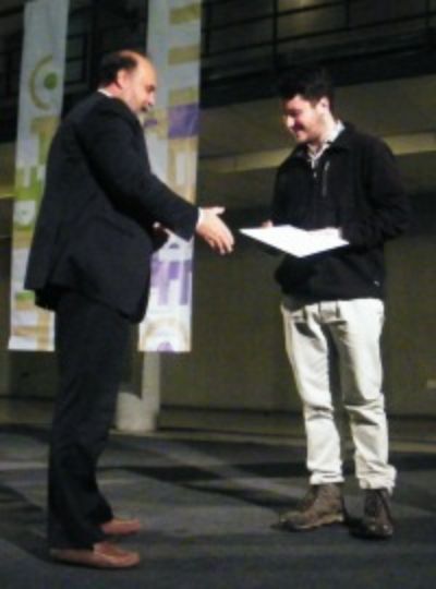 Mauricio Frugone recibiendo premio