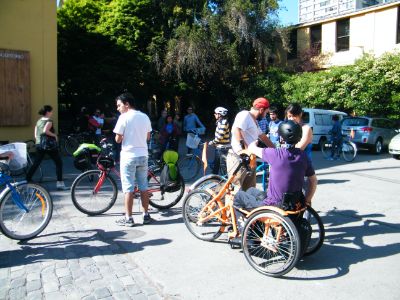 Participantes de salida a terreno en bicicleta