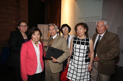 Profesor Sepúlveda junto a sus familiares y familia de Edwin Haramoto